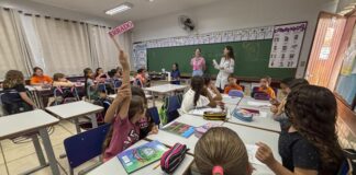 Alunos do 5º ano recebem orientações de equipe de saúde sobre higiene pessoal
