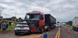 Criança de seis anos morre após carro onde ela estava com a mãe ser arrastado por caminhão na BR-277, no Paraná