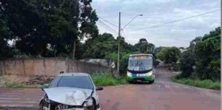 Acidente entre ônibus e carro deixa motorista ferido na região