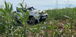 Capotamento destrói caminhonete em Santa Helena e vítimas escapam com ferimentos leves