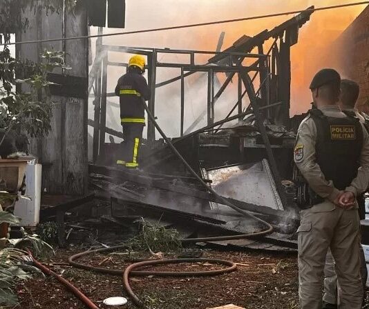 Casa fica totalmente destruída após incêndio no interior de Santa Helena
