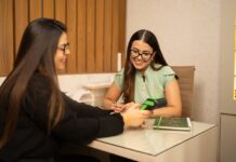 Com apoio do Sicredi, empreendedora realiza sonho e inaugura estúdio de beleza próprio