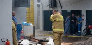 Fumaça em depósito mobiliza bombeiros e princípio de incêndio é controlado no Centro de Toledo