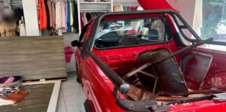 Loja de roupas é invadida durante a madrugada após veículo arrebentar porta em Toledo