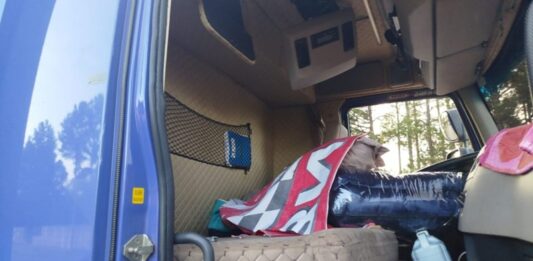 PRF apreende caminhão com mais de 400 celulares escondidos em Laranjeiras do Sul