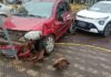 Após colisão, carro invade canteiro central e atinge placa de trânsito em Toledo