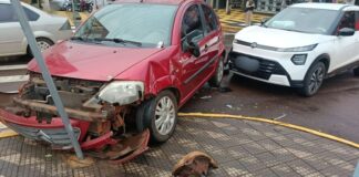 Após colisão, carro invade canteiro central e atinge placa de trânsito em Toledo