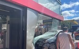Após colisão veículo desgovernado invade loja e motorista fica ferido em Nova Santa Rosa