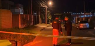 Assaltantes tentam roubar policial na região ; um morre e outro foge com moto