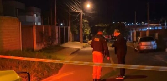 Assaltantes tentam roubar policial na região ; um morre e outro foge com moto