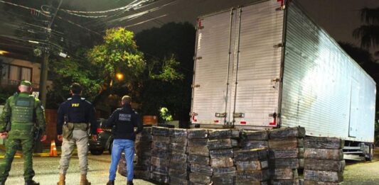 Caminhão carregado com mais de 1,7 tonelada de maconha é interceptado em cidade da região
