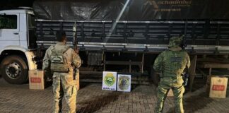 Caminhão com 20 mil pacotes de cigarros contrabandeados é abandonado após perseguição em Mercedes