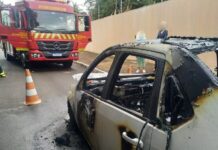 Carro é destruído por incêndio no centro de Guaíra