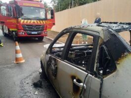 Carro é destruído por incêndio no centro de Guaíra
