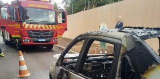 Carro é destruído por incêndio no centro de Guaíra