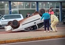 Celta capota após batida na Avenida Parigot de Souza