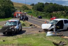 Colisão violenta envolvendo 3 veículos deixa 2 mortos no interior do Paraná