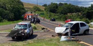 Colisão violenta envolvendo 3 veículos deixa 2 mortos no interior do Paraná