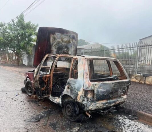 Fim de relacionamento termina com carro incendiado em frente a empresa em Palotina