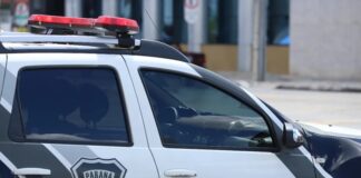 Homem espanca mulher na frente dos filhos, investe contra PM do Paraná e é morto a tiros