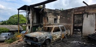 Incêndio destrói casa, carro, moto e ferramentas de trabalho de morador de Toledo