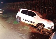 Jovem fica ferido após Fiat Uno sair da pista na PR-182 entre Maripá e Toledo