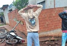 Motociclista tenta fugir da Polícia perde controle e bate em placa durante abordagem em Palotina