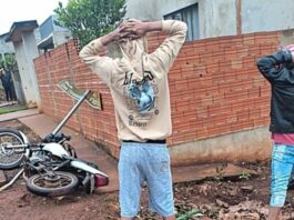 Motociclista tenta fugir da Polícia perde controle e bate em placa durante abordagem em Palotina