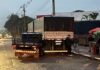 Motorista embriagado bate caminhonete em carreta estacionada no Jardim Coopagro