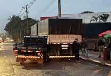 Motorista embriagado bate caminhonete em carreta estacionada no Jardim Coopagro