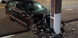 Motorista fica ferido após carro bater contra poste na Vila Pioneiro, em Toledo