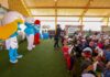 Personagens da série “Smurfs” animam estudantes da Escola Walmir Grande