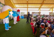 Personagens da série “Smurfs” animam estudantes da Escola Walmir Grande