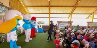 Personagens da série “Smurfs” animam estudantes da Escola Walmir Grande