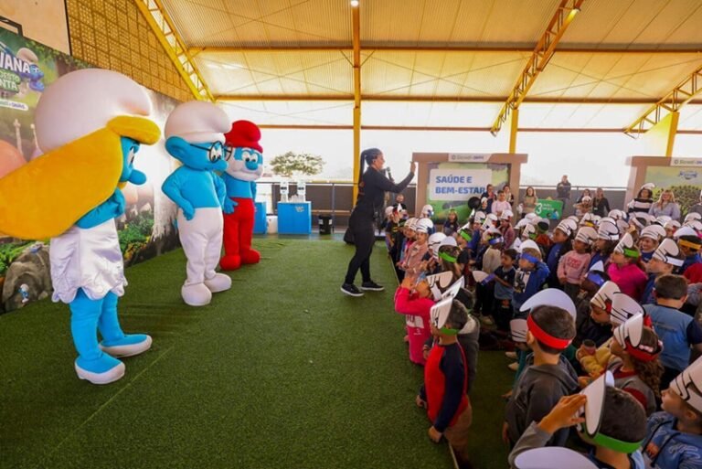 Personagens da série “Smurfs” animam estudantes da Escola Walmir Grande ...