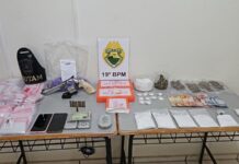 ROTAM dá prejuízo ao tráfico e apreende cocaína, arma e munições em Toledo