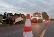 Veículo com mãe e filhos capota após motorista tentar evitar batida frontal em Santa Helena
