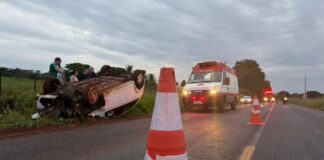 Veículo com mãe e filhos capota após motorista tentar evitar batida frontal em Santa Helena