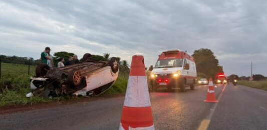 Veículo com mãe e filhos capota após motorista tentar evitar batida frontal em Santa Helena