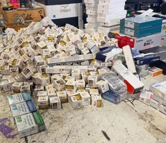 Receita Federal apreende mais de R$ 1,3 milhão em mercadorias escondidas em ônibus no Paraná