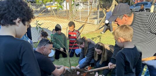 Ações de educação ambiental emocionam e mobilizam alunos no Coopagro