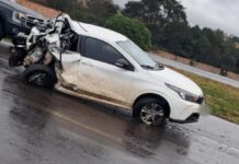 Após estouro de pneu, carro roda na pista e bate em caminhão entre Toledo e Cascavel
