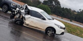 Após estouro de pneu, carro roda na pista e bate em caminhão entre Toledo e Cascavel