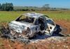 Ataque a tiros em conveniência deixa homem morto e mulher gravemente ferida em Terra Roxa; carro suspeito é encontrado queimado.