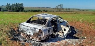 Ataque a tiros em conveniência deixa homem morto e mulher gravemente ferida em Terra Roxa; carro suspeito é encontrado queimado.