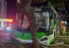 Batida entre ônibus do transporte coletivo termina com veículo sobre canteiro no Centro de Cascavel