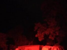 Caminhão carregado com ferros tomba no distrito de São Roque e mobiliza equipes dos Bombeiros