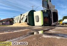 Caminhão carregado com ração tomba e interdita a PR-495 no distrito de Moreninha, em Santa Helena