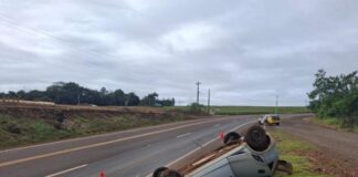 Carro capota e cinco pessoas da mesma família ficam feridas em Marechal Rondon