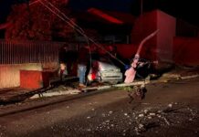 Carro derruba poste e motociclista envolvido fica em estado grave em Jesuitas